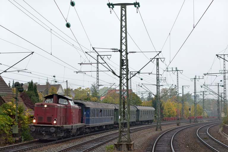 V100 2335 mit DPE 92000 bei km 16,6 (Oktober 2013)
