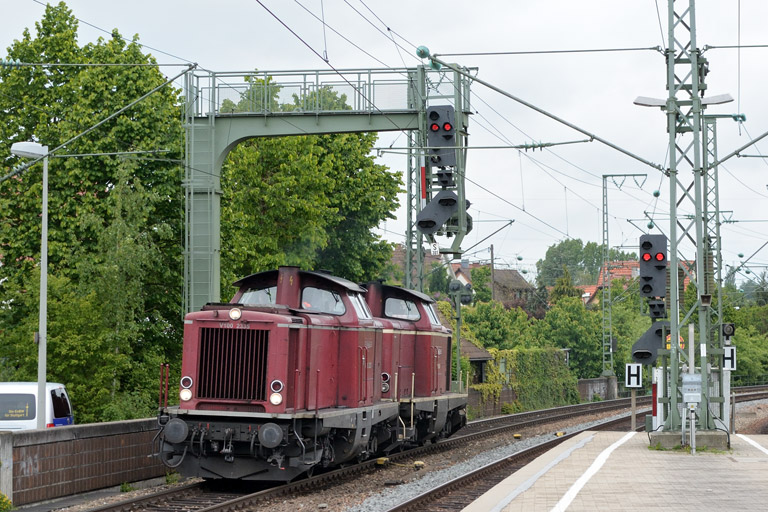 V100 2335 und V100 1041 als Tfzf(D) 92579 bei km 16,6 (Mai 2013)