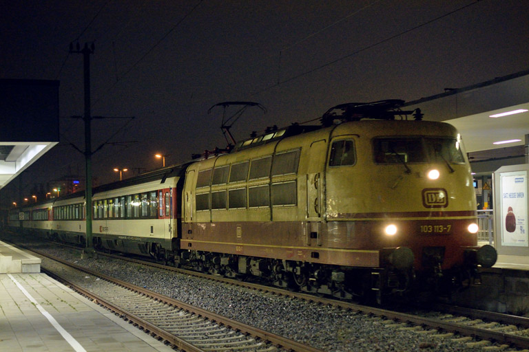 103 113 mit IC 184 bei km 26,0 (Dezember 2014)