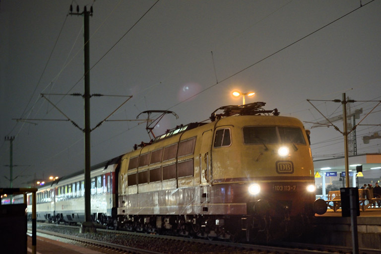 103 113 mit IC 184 bei km 25,8 (Dezember 2014)