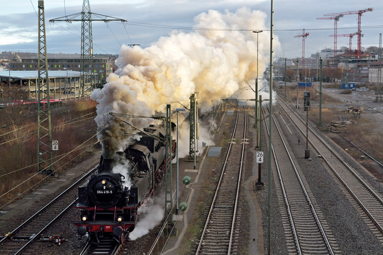 64 419 und 52 7596 mit DPE 79440 bei km 26,4 (Januar 2014)