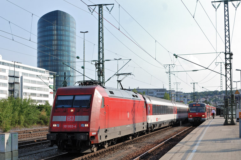 101 002 mit IC 184 bei km 15,6 (Juli 2014)