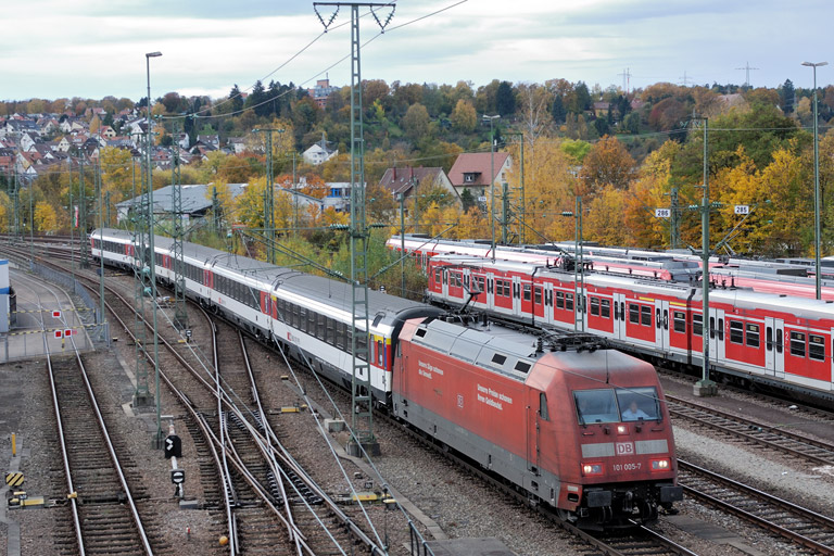 101 005 mit IC 2908 bei km 16,0 (November 2014)