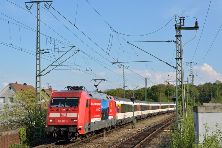 101 006 mit IC 184 bei km 16,8 (April 2014)