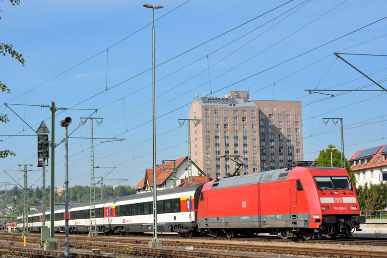 101 009 mit IC 284 bei km 15,6 (April 2014)