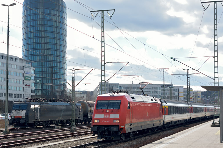 101 010 mit IC 280 und ES 64 F4-107 bei km 15,6 (Februar 2014)
