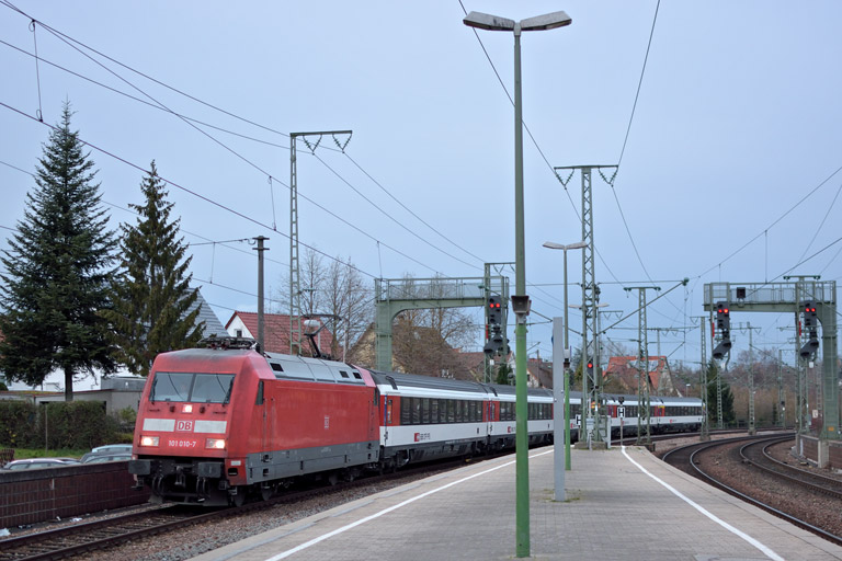 101 010 mit IC 281 bei km 16,6 (Dezember 2014)