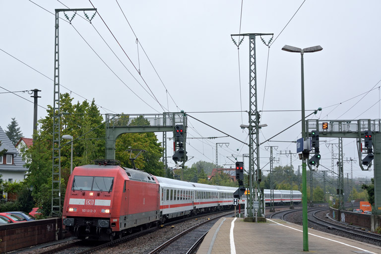 101 012 mit IC 2513 bei km 16,6 (September 2014)