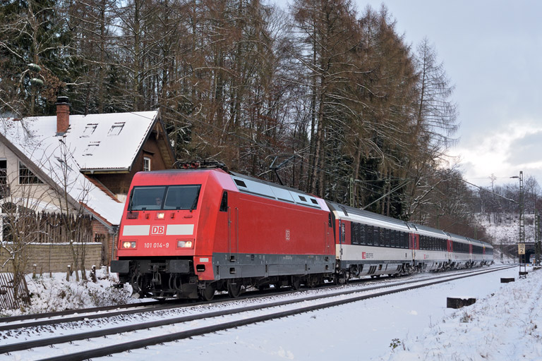 101 014 mit IC 187 bei km 18,2 (Dezember 2014)