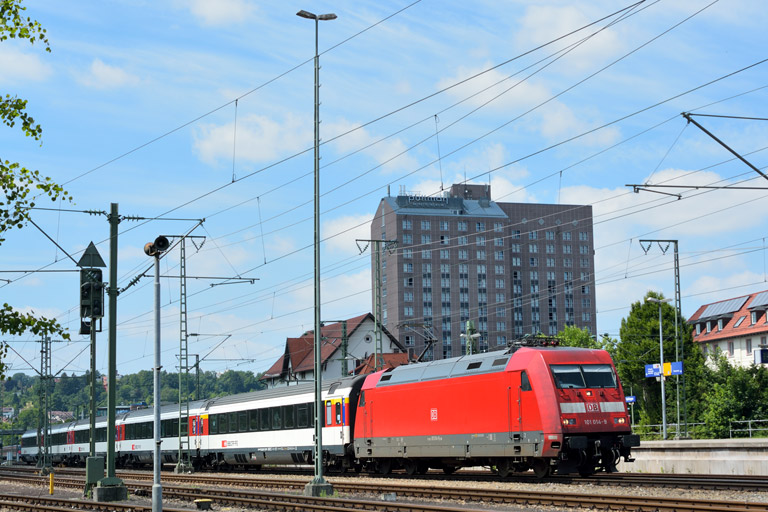 101 014 mit IC 282 bei km 15,6 (Juni 2014)