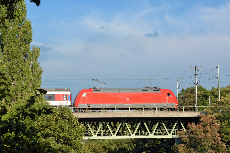 101 014 mit IC 283 bei km 14,6 (September 2014)