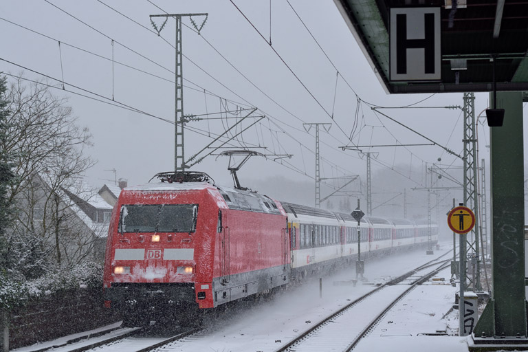 101 014 mit IC 284 bei km 16,8 (Dezember 2014)