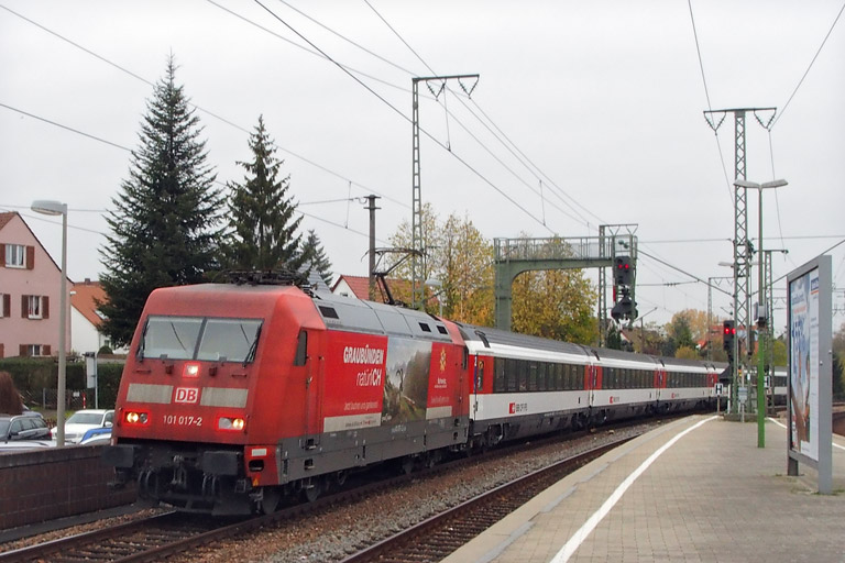 101 017 mit IC 185 bei km 16,6 (Oktober 2014)