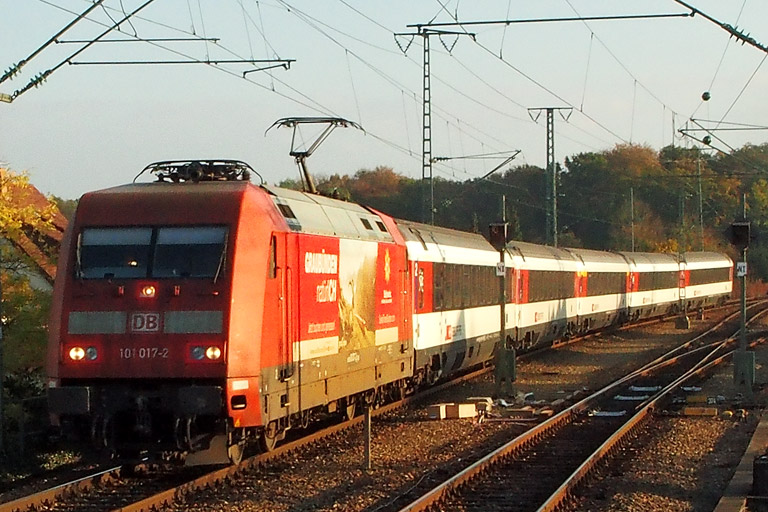 101 017 mit IC 186 bei km 16,8 (Oktober 2014)