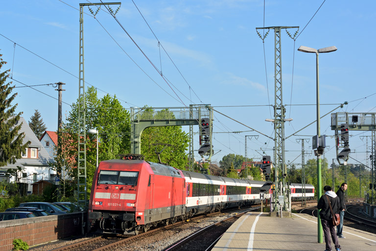 101 021 mit IC 181 bei km 16,8 (April 2014)