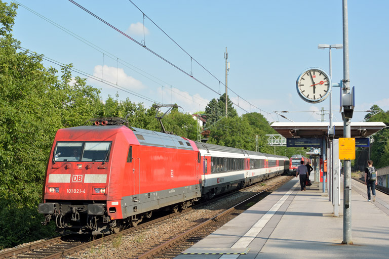 101 021 mit IC 184 bei km 14,2 (Juli 2014)