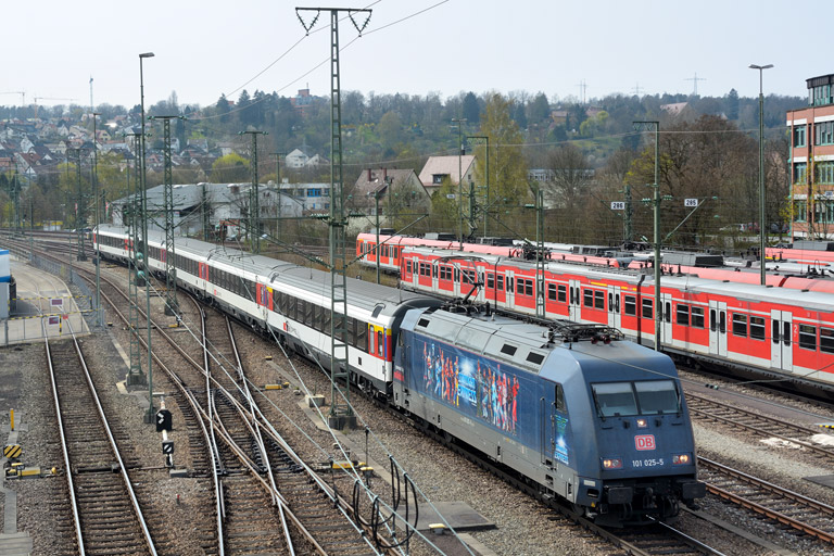 101 025 mit IC 280 bei km 16,0 (M&auml;rz 2014)