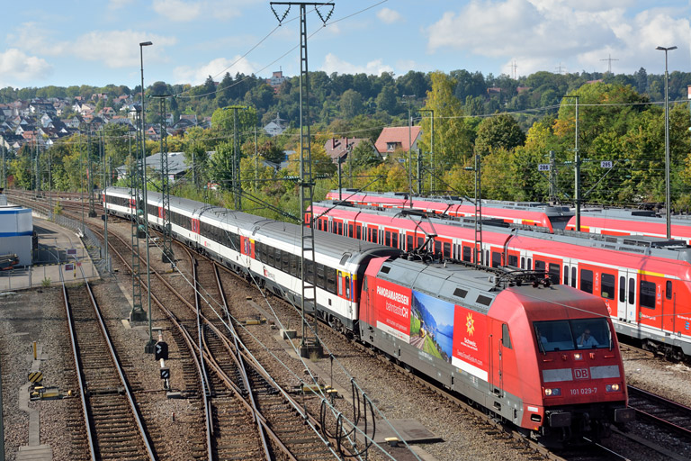 101 029 mit IC 2542 bei km 16,0 (September 2014)
