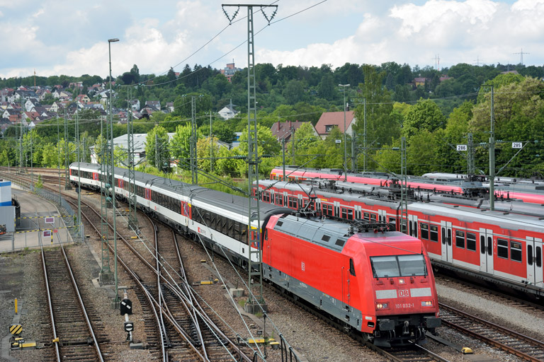 101 032 mit IC 282 bei km 16,0 (Mai 2014)