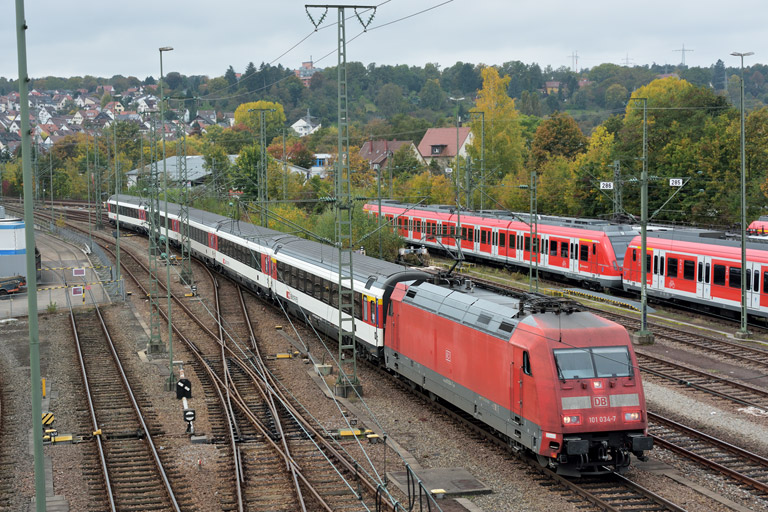 101 034 mit IC 282 bei km 16,0 (Oktober 2014)