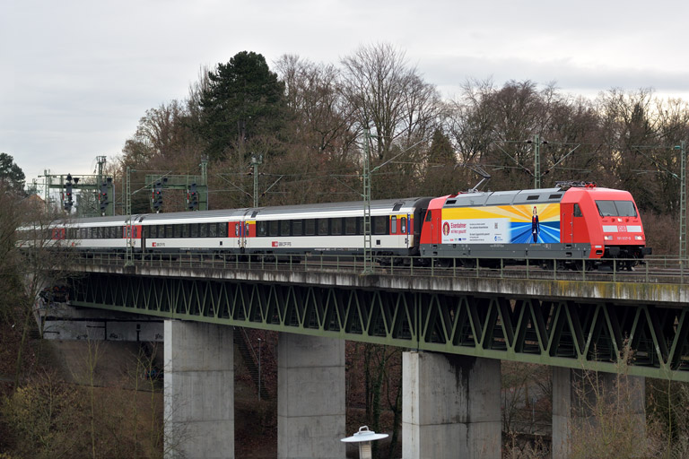 101 037 mit IC 186 bei km 14,6 (Februar 2014)