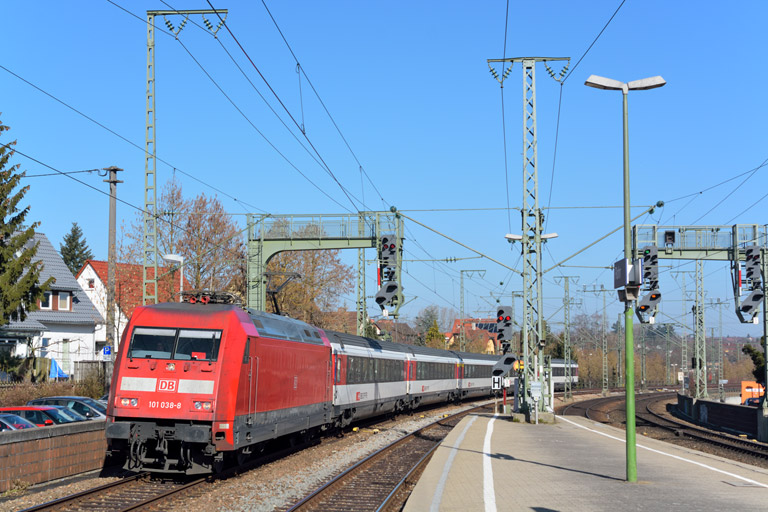 101 038 mit IC 183 bei km 16,6 (M&auml;rz 2014)
