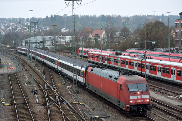 101 049 mit IC 282 bei km 16,0 (Dezember 2014)