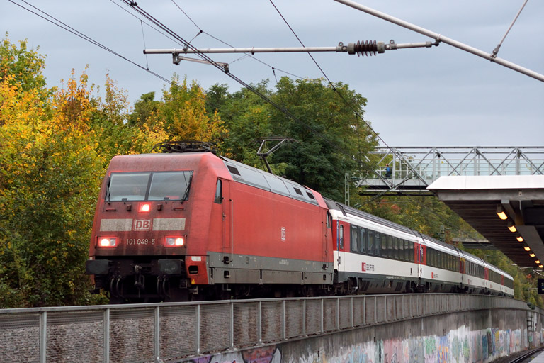101 049 mit IC 283 bei km 14,0 (Oktober 2014)