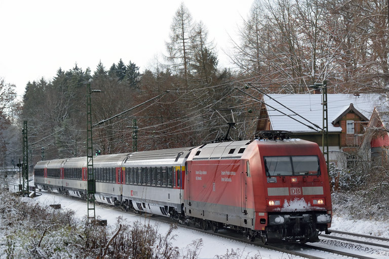 101 051 mit IC 280 bei km 18,2 (Dezember 2014)