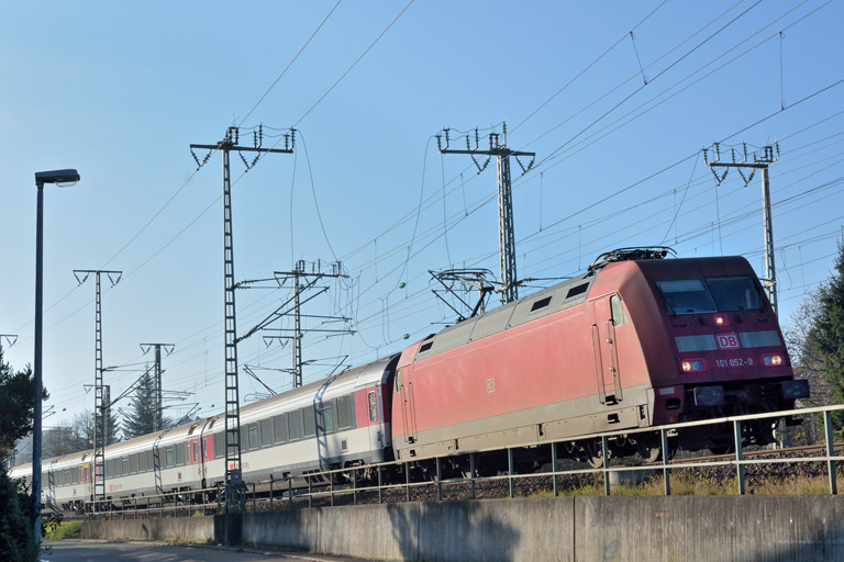 101 052 mit IC 284 bei km 16,4 (November 2014)