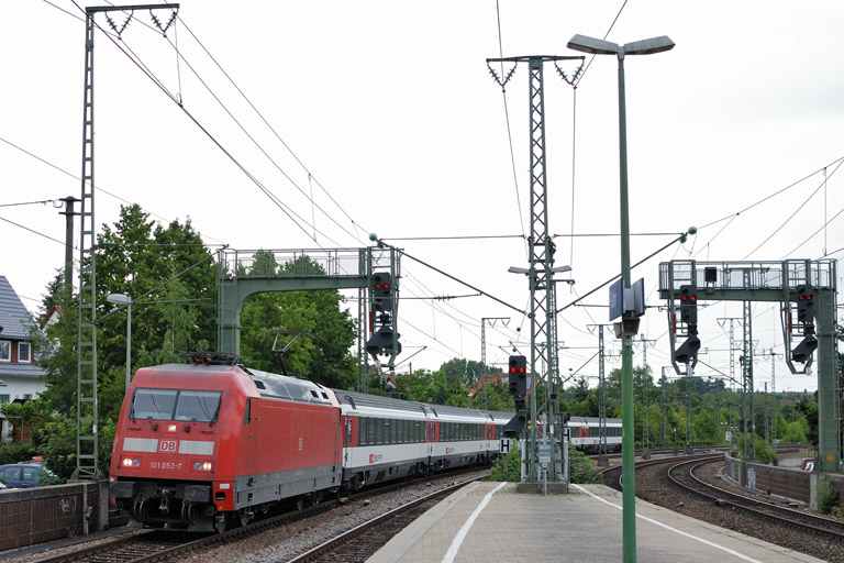 101 053 mit IC 283 bei km 16,6 (Juni 2014)