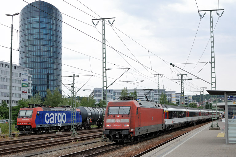 101 054 mit IC 280 und 482 006 bei km 15,6 (Juli 2014)