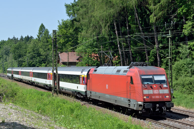 101 056 mit IC 282 bei km 18,0 (Juni 2014)