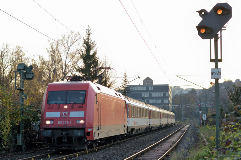 101 058 mit IC 186 bei km 3,0 (November 2014)