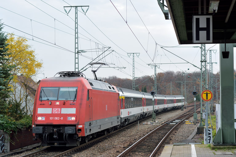 101 062 mit IC 280 bei km 16,8 (November 2014)