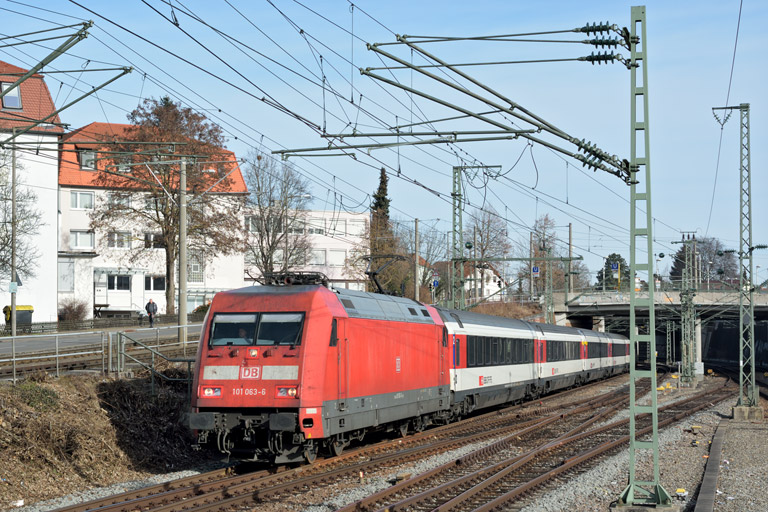 101 063 mit IC 185 bei km 15,4 (Februar 2014)