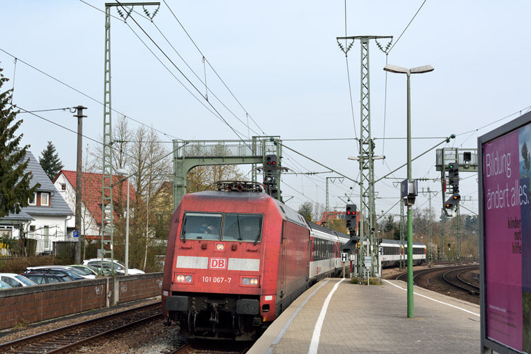 101 067 mit IC 187 bei km 16,6 (M&auml;rz 2014)
