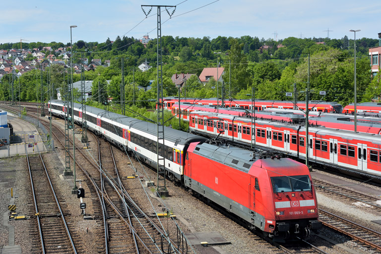101 069 mit IC 282 bei km 16,0 (Mai 2014)