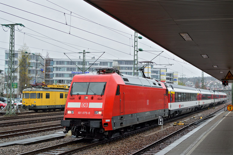 101 075 mit IC 282 und 701 052 bei km 15,8 (M&auml;rz 2014)