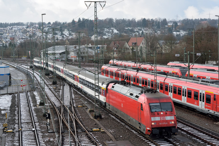 101 075 mit IC 282 bei km 16,0 (Dezember 2014)