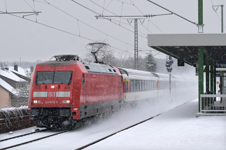 101 075 mit IC 282 bei km 16,8 (Dezember 2014)