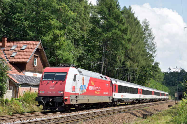 101 076 mit IC 185 bei km 18,2 (August 2014)