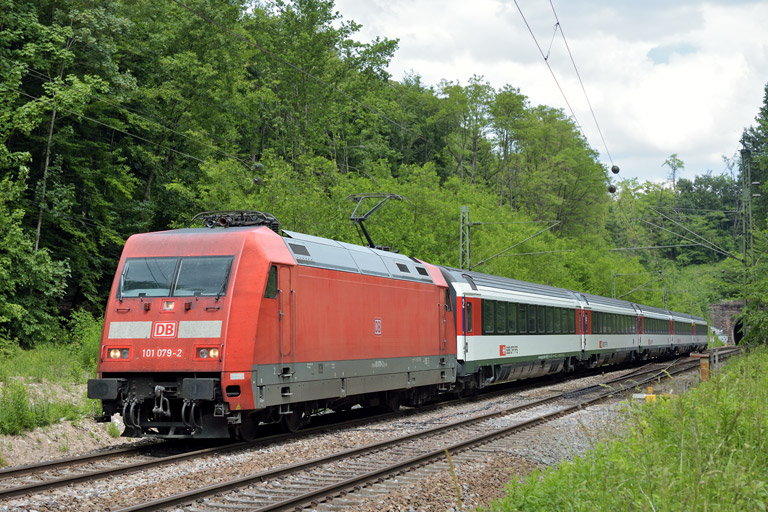 101 079 mit IC 187 bei km 18,0 (Juni 2014)