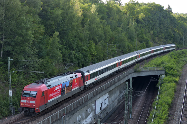 101 080 mit IC 283 bei km 13,8 (Juli 2014)