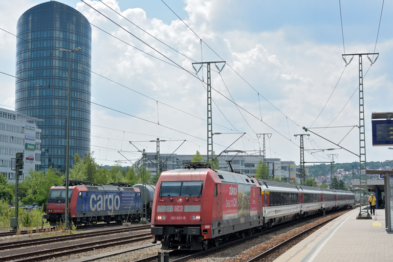 101 081 mit IC 280 und 482 010 bei km 15,6 (Juli 2014)