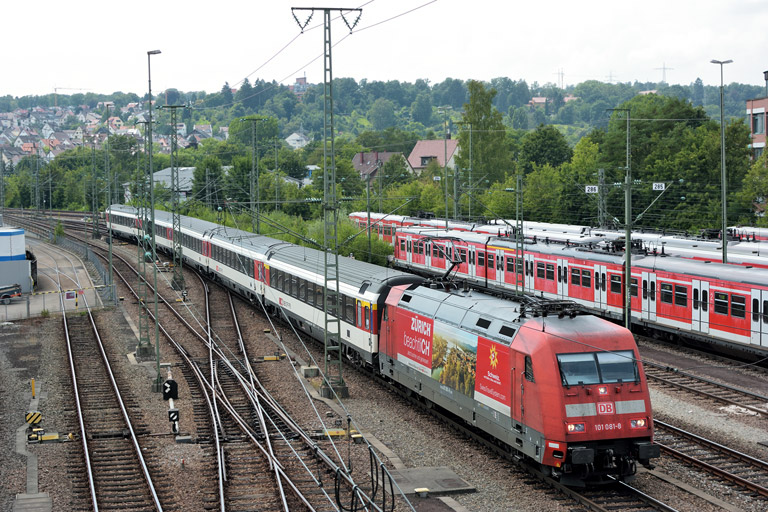 101 081 mit IC 280 bei km 16,0 (Juli 2014)