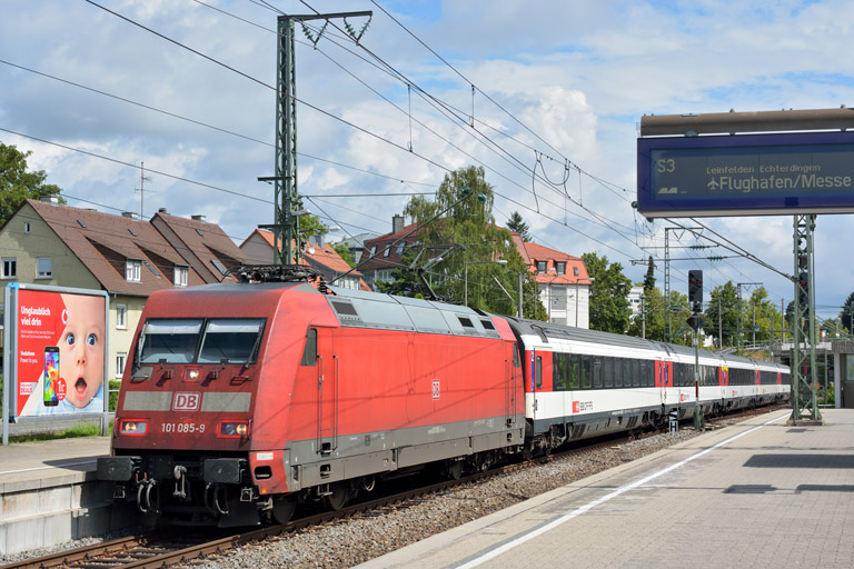101 085 mit IC 185 bei km 15,6 (August 2014)