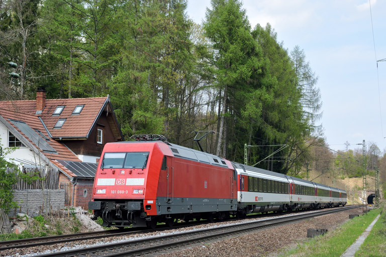 101 088 mit IC 281 bei km 18,2 (April 2014)