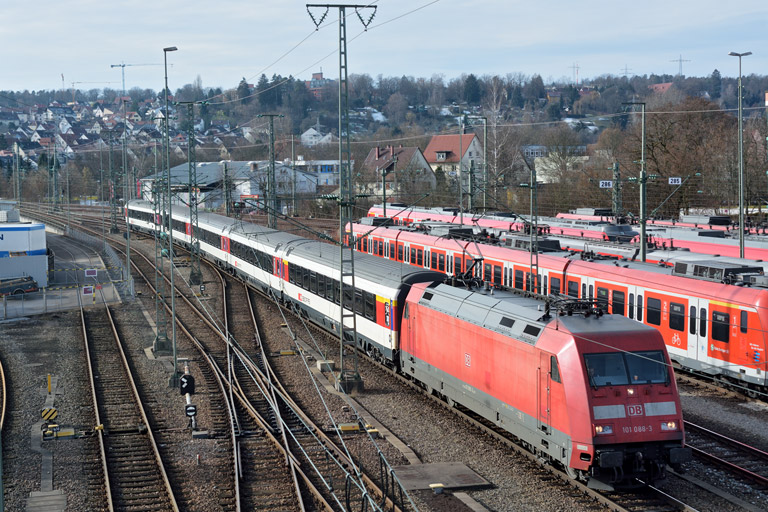 101 088 mit IC 282 bei km 16,0 (Februar 2014)