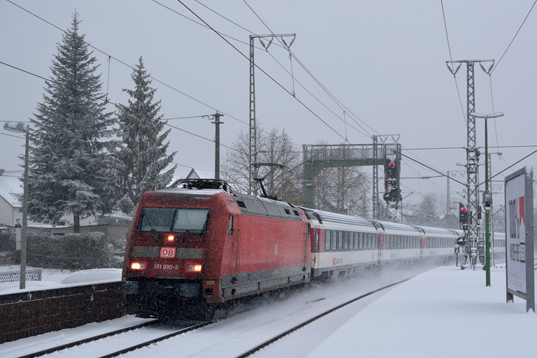 101 090 mit IC 183 bei km 16,6 (Dezember 2014)